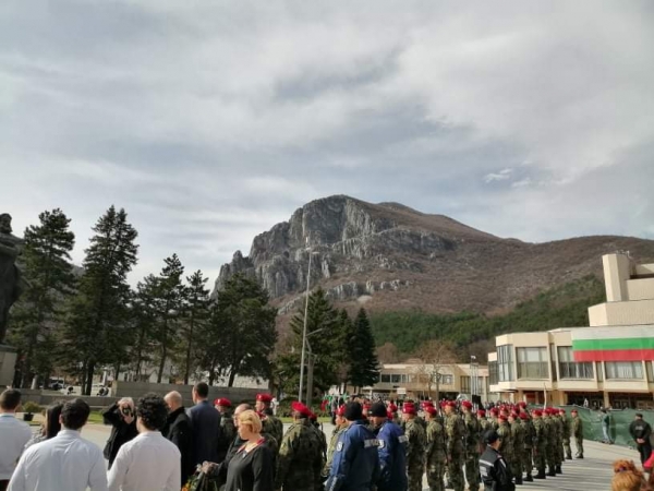 Политици, общественици и граждани почетоха Националния празник във Враца