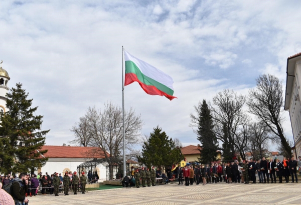 В Елин Пелин отбелязаха Трети март