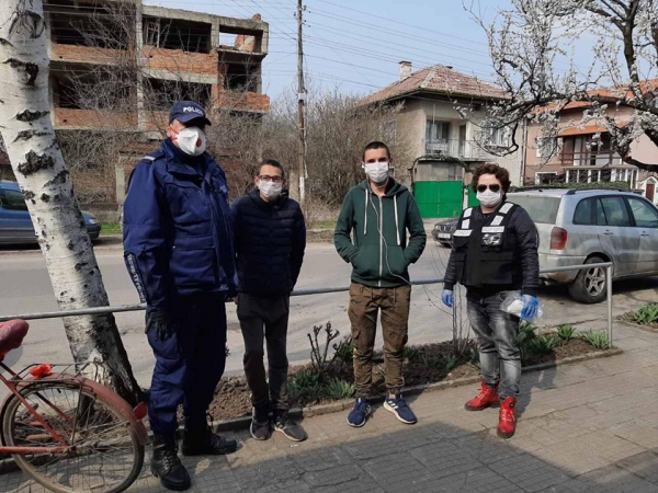 Общински инспекторат и районно управление - град Костинброд, раздават безплатно предпазни маски на жители на общината 