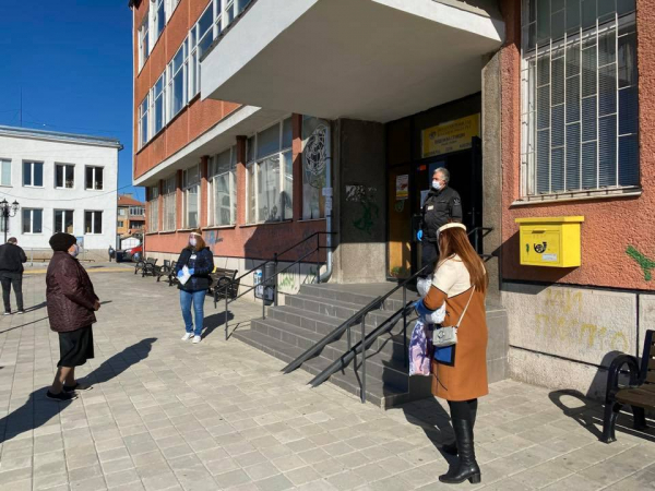 Община Костинброд предоставя маски на пенсионерите при получаване на пенсиите във всички клонове на „Български пощи“ в общината