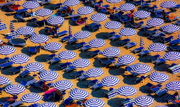 Шезлонгите и чадърите по морето стават безплатни