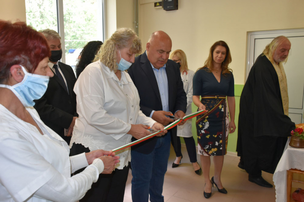С молебен за здраве тържествено бе открит обновения Медицински център в Своге (снимки + видео)