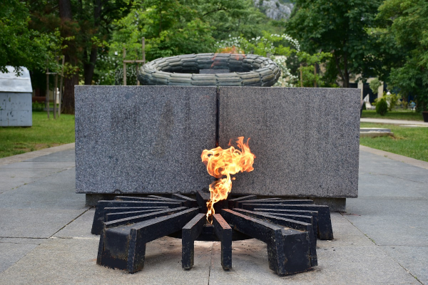 Запалиха вечния огън във Враца в памет на Христо Ботев