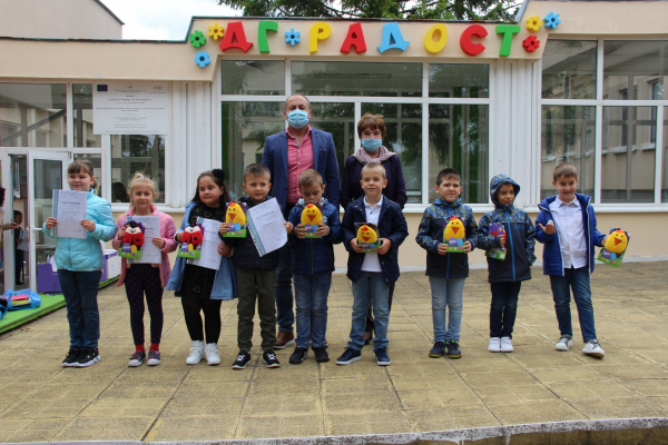 Община Драгоман зарадва децата от ДГ „Радост“ и ДЯ „Здравец“ с подаръци по случай Международния ден на детето