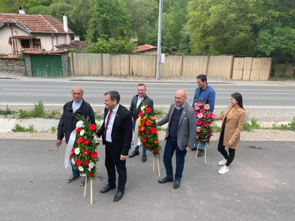 В община Костинброд почетоха паметта на Xpиcтo Бoтeв с поднасяне на венци (снимки)