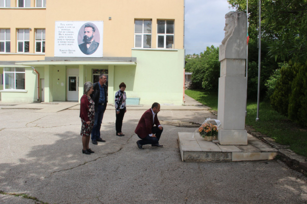 Андрей Иванов поднесе цветя на бюст-паметника на Христо Ботев (снимки)
