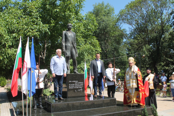 В Сливница тържествено бе открит паметник на Иван Вазов