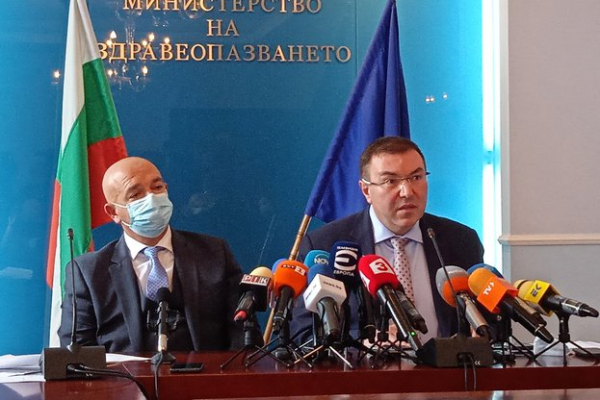 Министър Ангелов: „10,5 % от болничните легла за пациенти с COVID-19 в неусложнено състояние са заети“