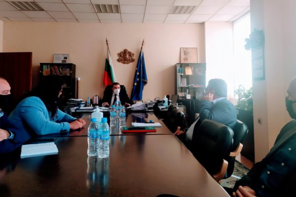 Министър Ангелов: „Засилваме контрола по спазването на противоепидемичните мерки и в дискотеките, и в нощните клубове“