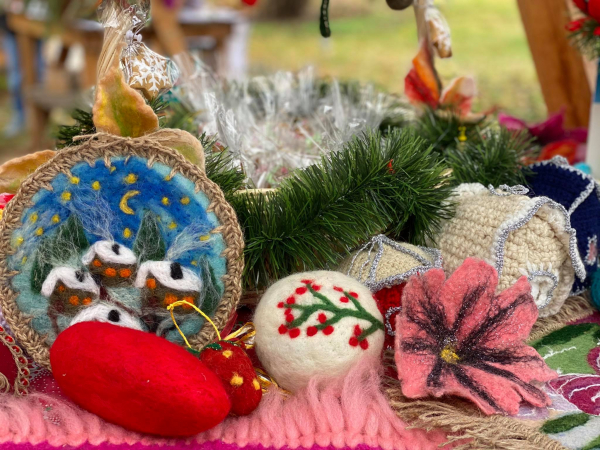 Коледен базар в Костинброд зарадва жителите на града с ръчно изработени празнични изделия  
