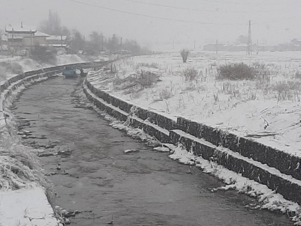 И днес продължава чистенето на река Белица посока Първи район, град Костинброд