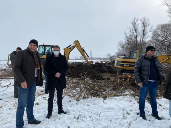 Областният управител на Софийска област и кметовете на Костинброд и Петърч провериха почистването на река Блато