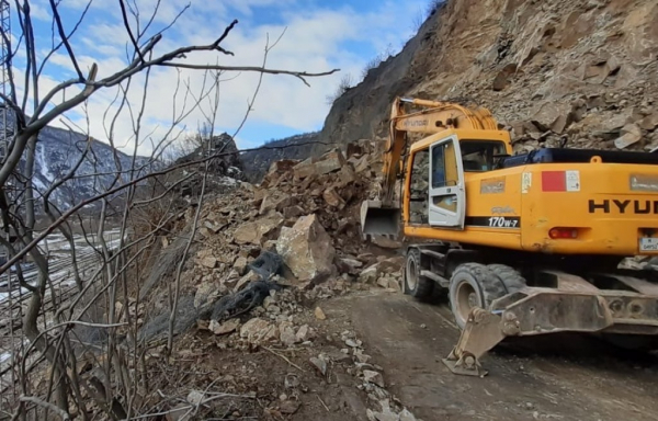 Георги Терзийски: Работи се внимателно по разчистване на срутището на път II-16 Своге - Ребърково при Елисейна