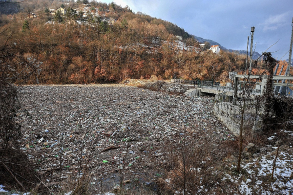 Огромното количество битови отпадъци е донесено от водите на река Искър на стената на ВЕЦ „Своге“