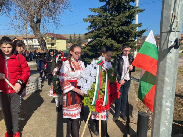 В село Петърч и село Безден честваха 3 март с празнична програма и задаждане на гора (снимки)
