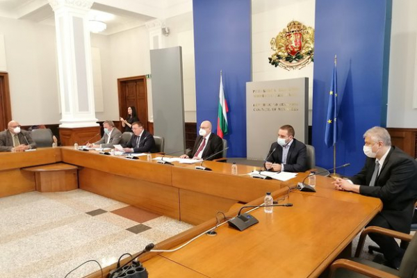 Министър Ангелов: Според експертите България се намира в платото на трета вълна на COVID-19