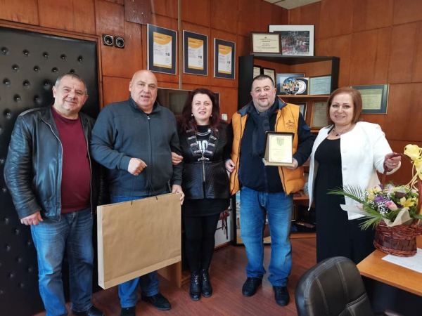 Кметът на Община Своге награди с почетена грамота районния прокурор на общината 