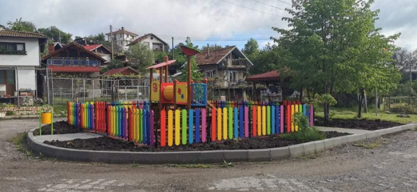 Започна изграждането на нови детски площадки в община Божурище (снимки)