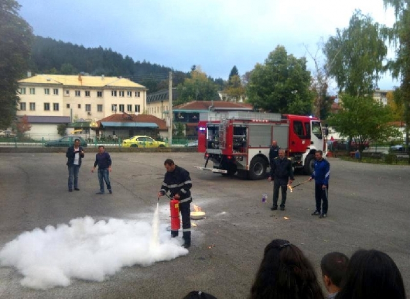 Практическото занятие: Пожар евакуира ученици и учители в СОУ \