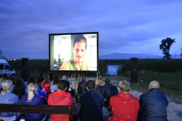 Лятното кино в Костинброд стартира с прожекцията на „Летовници“