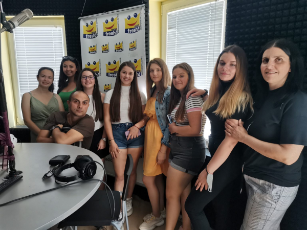 Ученици от „ПГ Велизар Пеев“ станаха водещи в едни най-нашумелите радиостанции
