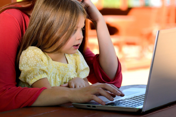 Кандидатстването за помощ за родители на деца в онлайн обучение става по облекчен ред