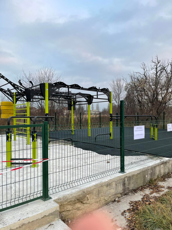 Довършват новото комбинираното спортно съоръжение в град Божурище