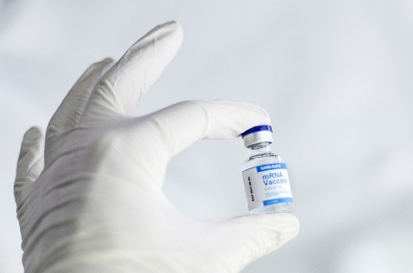 МЗ и Експертният консултативен съвет по надзор на имунопрофилактиката препоръчват поставянето на бустерна доза не по-рано от 3 месеца след завършен ваксинационен курс