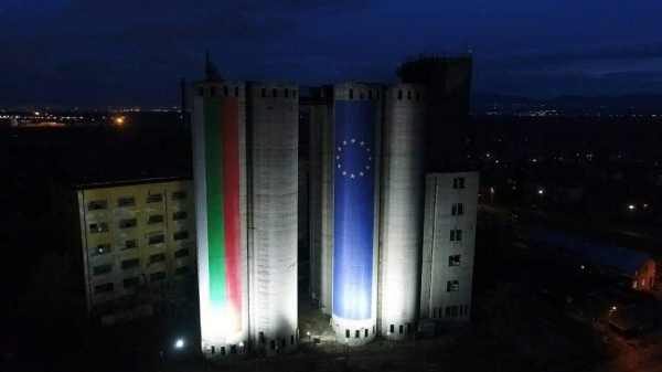 Осветлението на най-големите знамена в България угасва