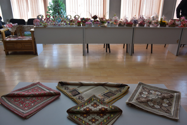 Талантливи дами от община Костинброд показаха своите произведения в изложба-базар „Сътворено от женските ръце”