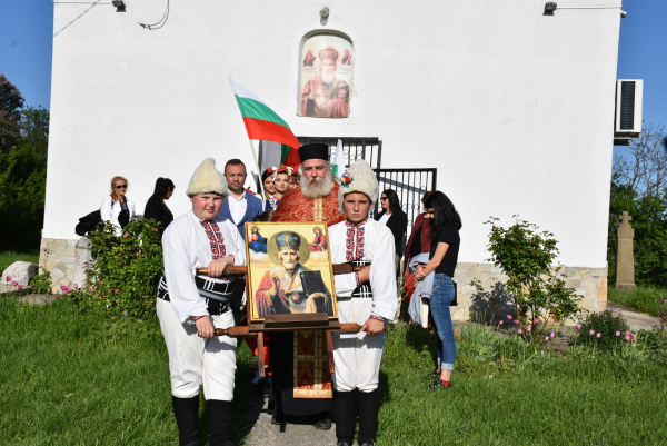 В Драговищица отбелязаха Деня на Европа, Деня на Победата и църковният празник на Св. Николай Мирликийски Чудотворец