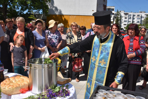 На 21 май отслужиха водосвет за здраве в новостроящия се храм „Св. Св. Константин и Елена” и „Св. Мина” в град Костинброд