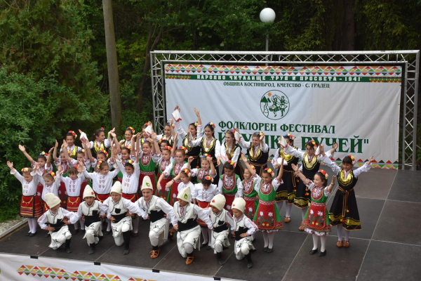 Фестивалът „Хайдушки ручей” събра в Градец любители на българския фолклор