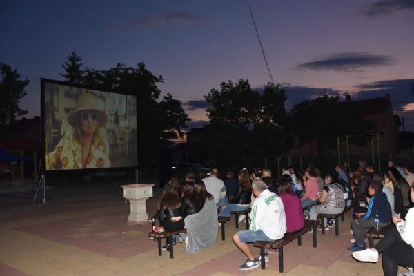 Лятното кино в община Костинброд започна с „Летовници“ в село Голяновци