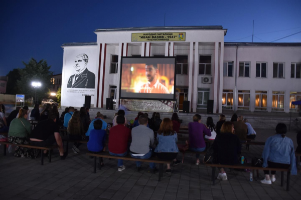 Хитовият филм „Завръщане 2“ събра любителите на киното в Костинброд