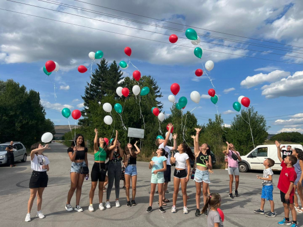 В община Костинброд отбелязаха с цветни балони Международния ден на младежта (видео)