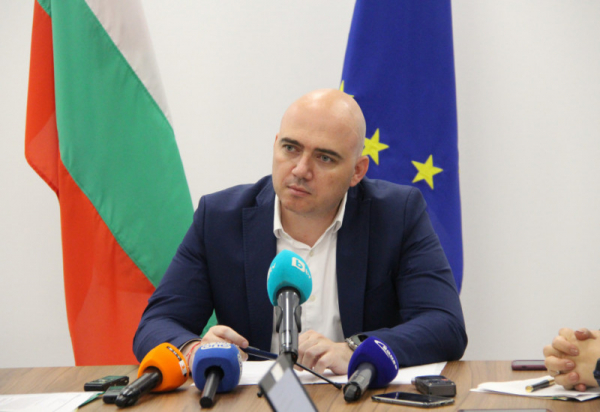 Министър Димитров: Запазването на 9% ДДС за ресторантьорите е мярка срещу сивата икономика и ще повиши заплатите в сектор туризъм