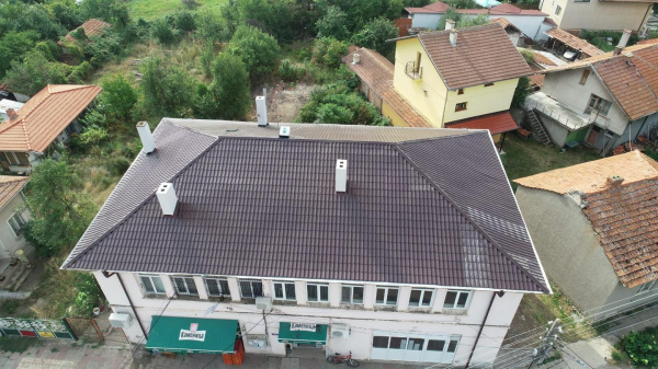 Реконструиран е покривът на сградата, в която се помещава кметство Голяновци и НЧ „Елин Пелин 1930”