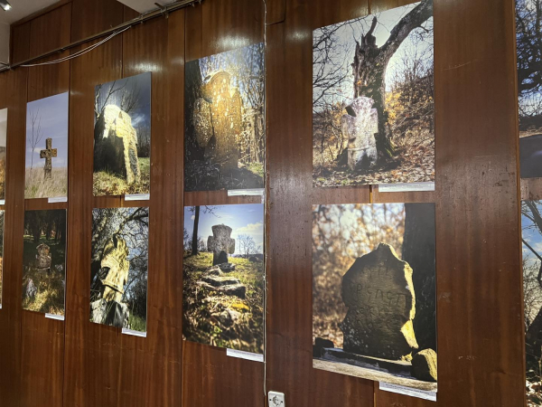Изложба с над 40 фотоси на Оброчни кръстове беше открита в Костинброд