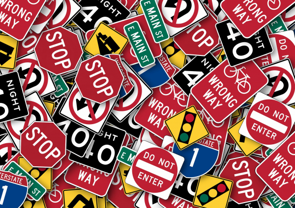 Въвеждат 11 нови пътни знака за подобряване на пътната безопасност 