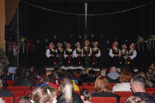 Феерия от красиви изпълнения завладя сцената на читалището в Драговищица със спектакъла „Коледа! Ние шопите и другите!“