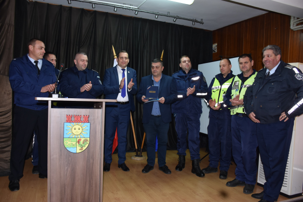 Почетни отличия за екипите на пожарната и полицията, овладели критичната ситуация с горяща цистерна в Костинброд