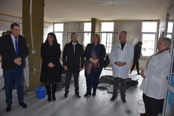 Стартираха ремонтни дейности на втория етаж на Поликлиниката в Костинброд