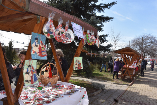 Традиционният мартенски базар се проведе пред Oбщинска администрация-Костинброд