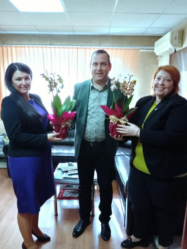 Мъжете от Общинска администрация-Костинброд подариха цветя на всички общински служителки