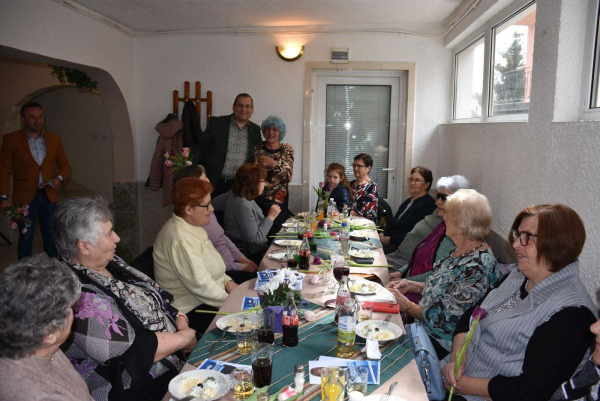Дамите от пенсионерските клубове „Люляк“, „Кавака“ и „Жар“ в община Костинброд, празнуваха заедно 8-ми март