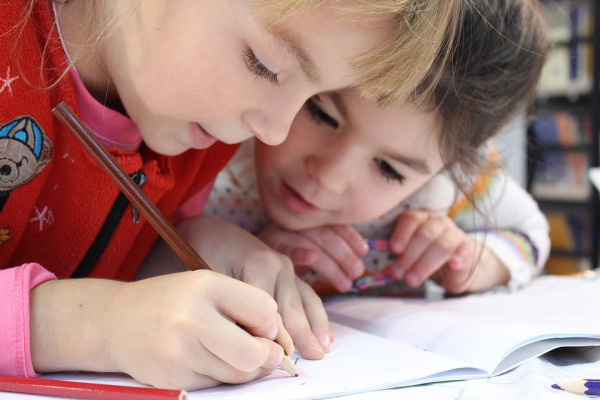 Община Костинброд публикува сроковете за кандидатстване, приемане и записване на деца в общинските детски градини и училища