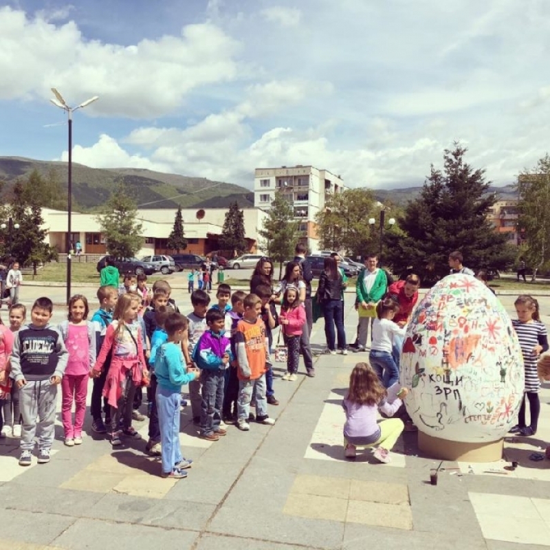 Децата на Годеч изрисуваха най-голямото великденско яйце