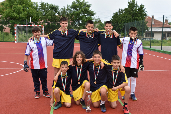 Момчетата на СУ „Д-р Петър Берон“ спечелиха ученически футболен турнир  