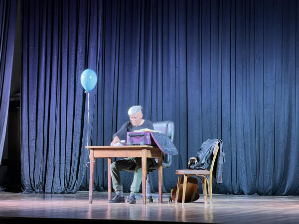 Възраждане на местния театър в Костинброд: Адвокат Георги Янев представи предпремиерно моноспектакълът „Жълта фланелка“ 